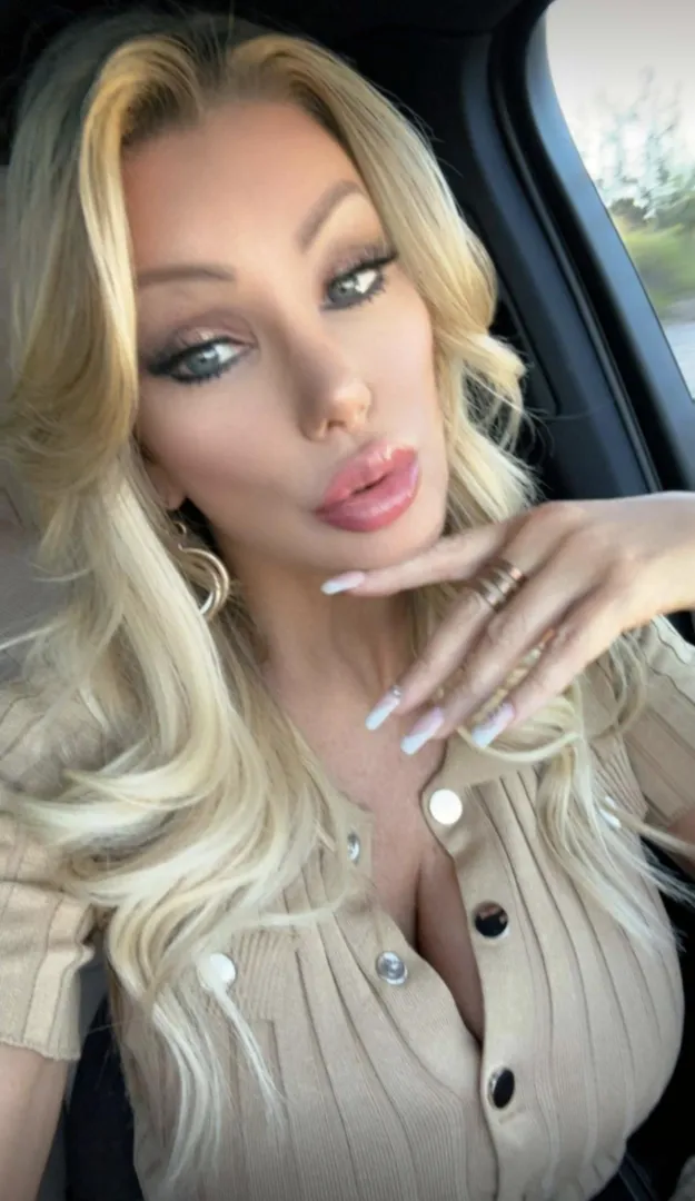 She is so beautiful and i love her ❤️