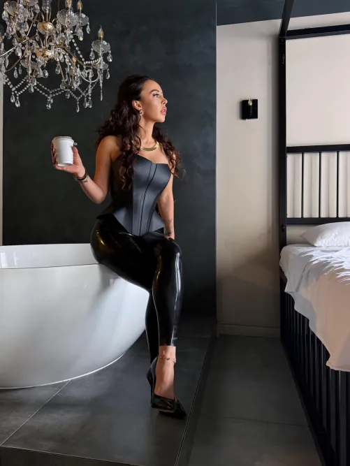 The perfect leather corset – I’m in love with it