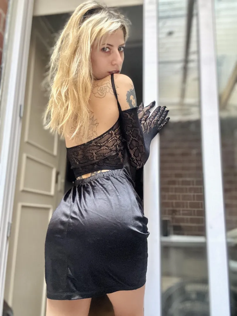 Tight skirts are the best to wear when showing off my ass