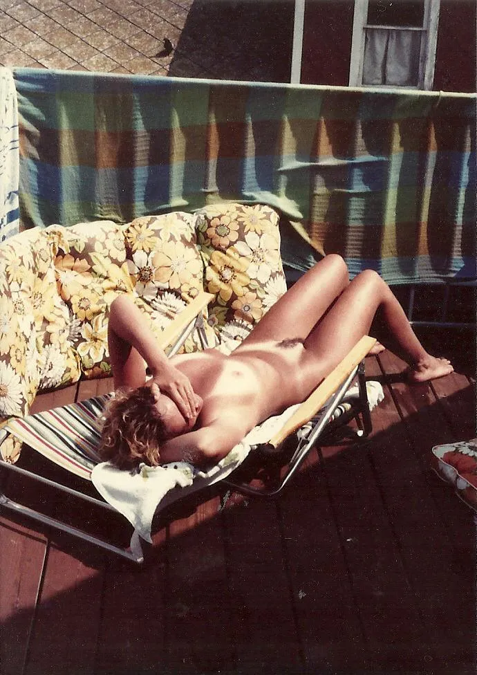 1984 23 CO Wife Sunning
