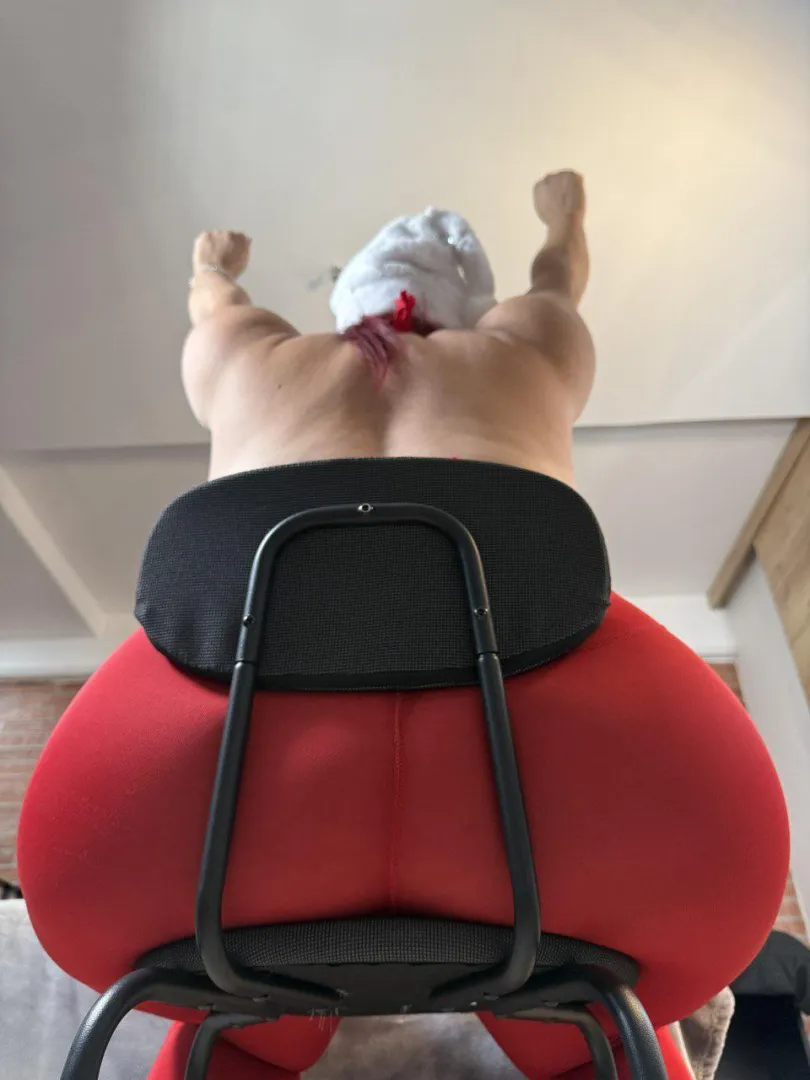 Curvy, bold, and fully aware of the effect I have on you.