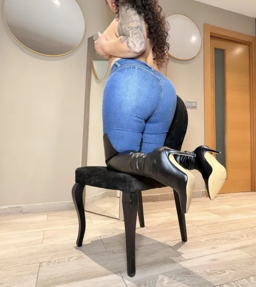 Dangerous curves loaded in jeans. 