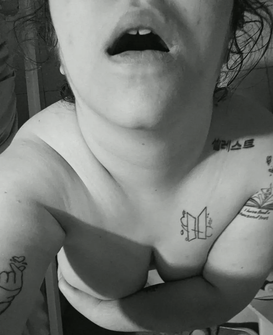 Do you like my art or my curves more? Hard to choose, right? 