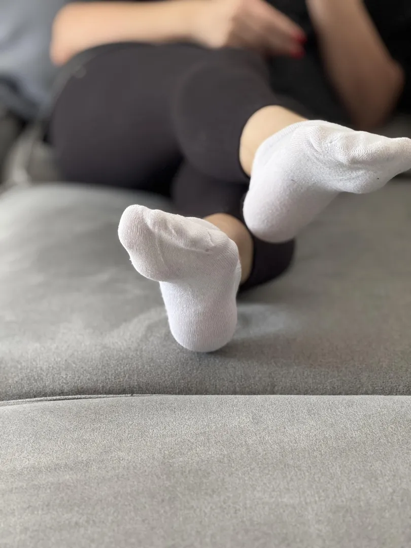 [F] Barefoot at home