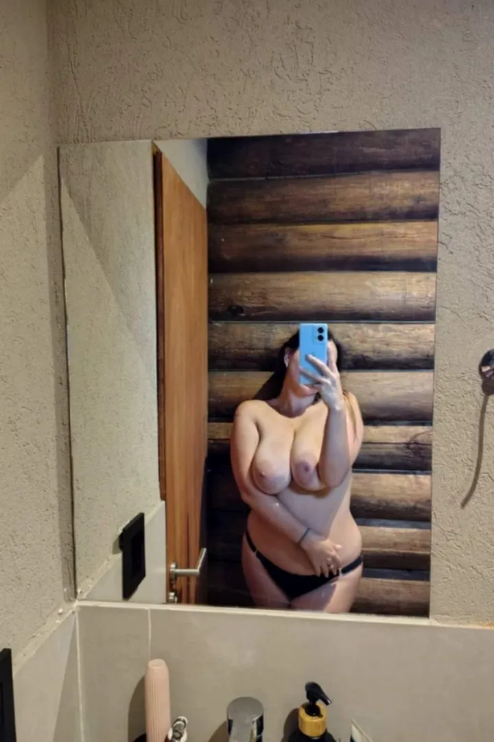 F44 do you reckon a busy mum who spends her days scrubbing floors is still fuckable enough for a unit like you