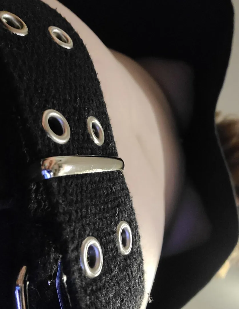 Gm kings! Have some underboob