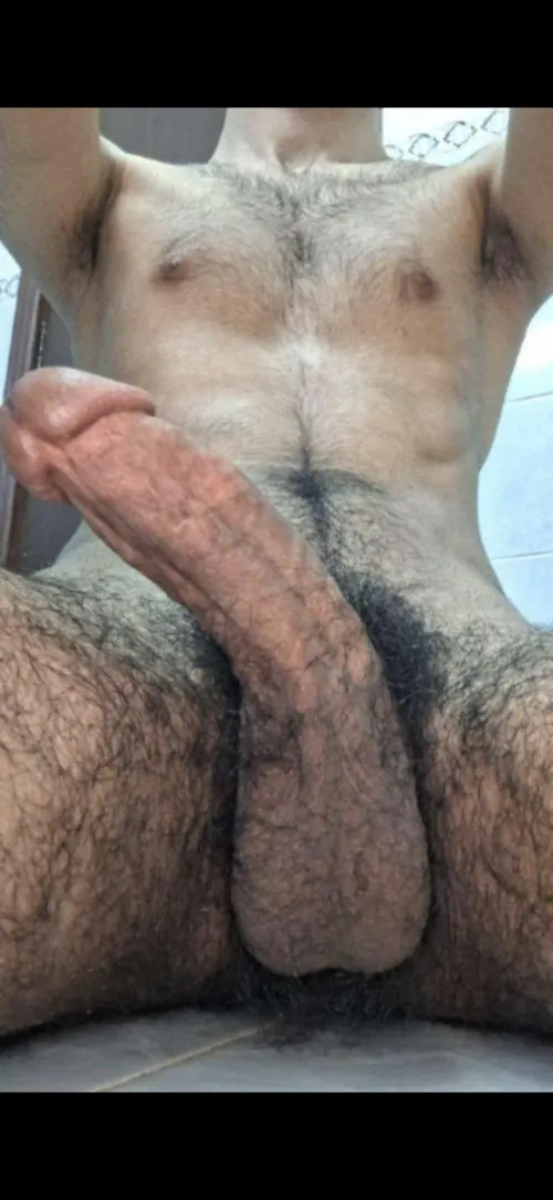 Hairy men who like hairy men dm me