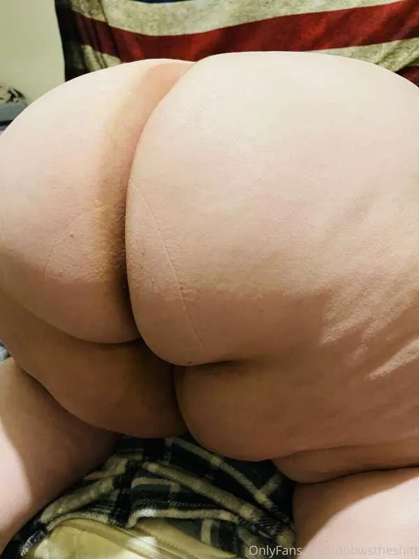 Is her ass to big or would you woship and fuck her juicy holes.