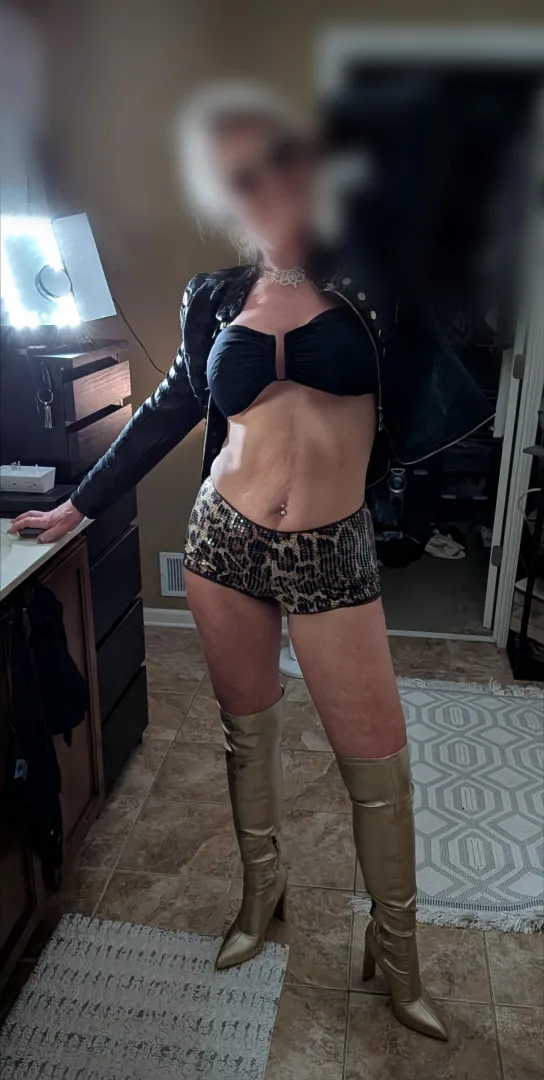 Sexy outfits + big clouds ... It's always equal fun . That's the plan for tonight