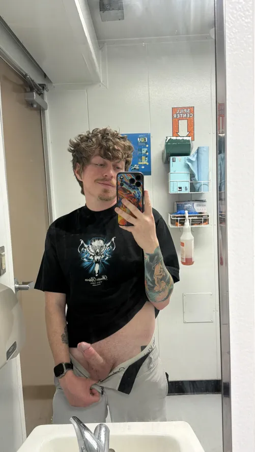 Wanna suck a tatted gaymer off at work?