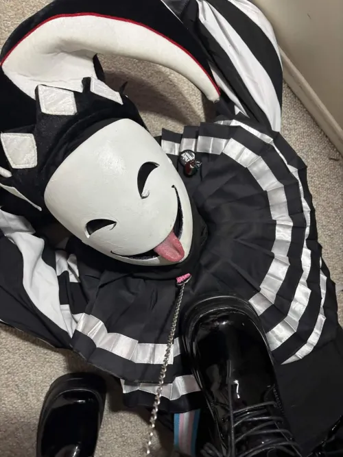 When the court fool is so down bad you need to put them on a leash  