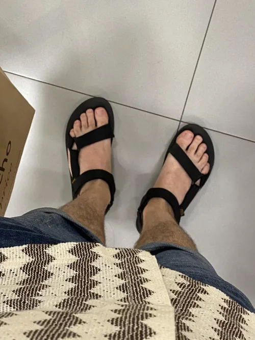 Who else love wearing sandals?!